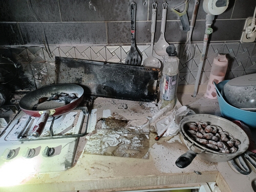 경기 부천의 한 오피스텔에서 애벌레를 튀겨 먹으려다 불이 나 수십명이 대피하는 소동이 벌어졌다. 부천소방서 제공